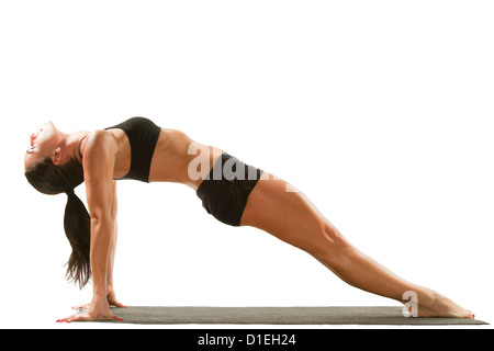 junge Frau im Sport-BH auf Yoga pose auf weißen Hintergrund isoliert Stockfoto