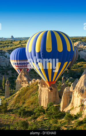 Heißluft-Ballons über das Tal der Liebe, Cappadocia Türkei Stockfoto