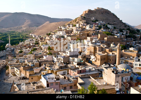 Ein landschaftlicher Blick auf die alte arabische und kurdische Stadt Savur, in der Provinz Mardin, in der östlichen Anatolien Region im Südosten der Türkei. Stockfoto