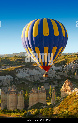 Heißluft-Ballons über das Tal der Liebe, Cappadocia Türkei Stockfoto