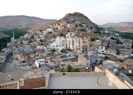 Ein landschaftlicher Blick auf die alte arabische und kurdische Stadt Savur, in der Provinz Mardin, in der östlichen Anatolien Region im Südosten der Türkei. Stockfoto