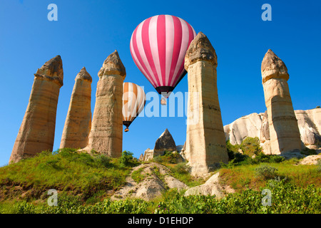 Heißluft-Ballons über das Tal der Liebe, Cappadocia Türkei Stockfoto