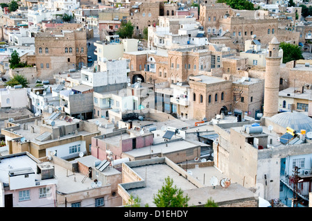 Ein landschaftlicher Blick auf die alte arabische und kurdische Stadt Savur, in der Provinz Mardin, in der östlichen Anatolien Region im Südosten der Türkei. Stockfoto