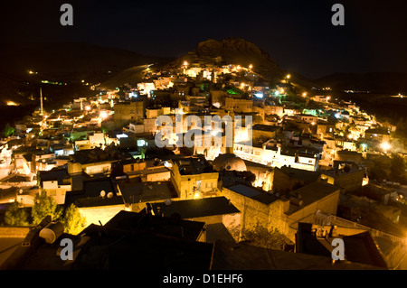 Ein landschaftlich schöner Blick auf die alte arabische und kurdische Stadt Savur, in der Provinz Mardin, in der östlichen Anatolien Region im Südosten der Türkei. Stockfoto