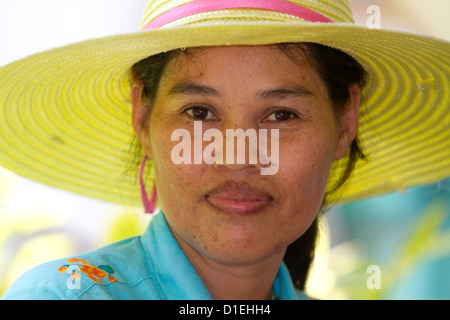 Porträt einer Thai Frau mit einem Hut am Chaweng Beach auf der Insel Ko Samui, Thailand. Stockfoto