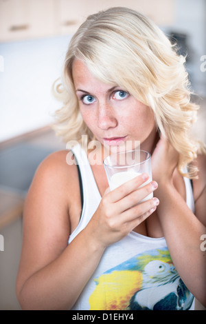 Junge Frau mit einem Glas Milch Stockfoto