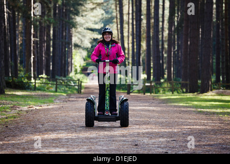 Reiten einen Segway im Sherwood Forest Pines Park, Nottinghamshire Stockfoto