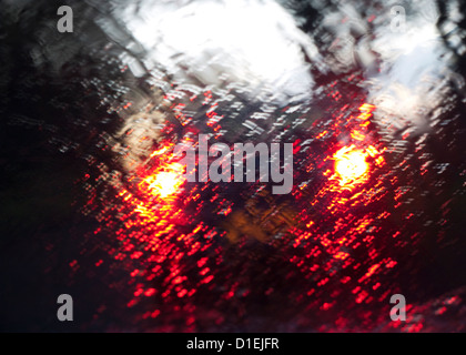 Auto Bremslicht durch nassen Windschutzscheibe Glas Stockfoto