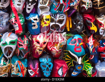 Bunte Masken auf einem Marktstand in der Brick Lane, London Stockfoto