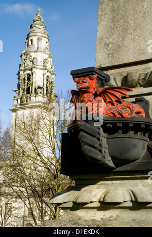 Drachen Skulptur und Clock Tower Cardiff Rathaus Cathays park Cardiff South Wales, Australia Stockfoto