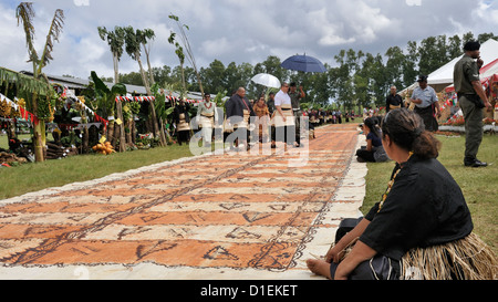 Der König und die Königin von Tonga, sowohl unter Regenschirmen (Sonnenschirme), auf einem Rundgang mit ihrem Gefolge nach Öffnen der Königlichen Landwirtschaft Show 2012, Tonga Stockfoto