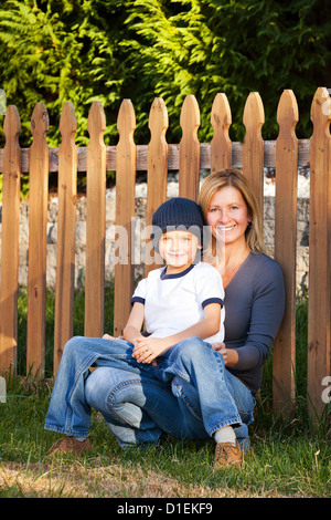 Mutter und Sohn-Porträt im freien Stockfoto