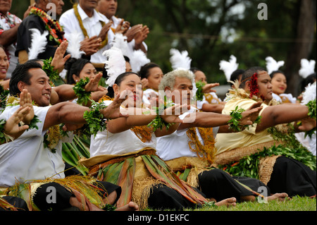 Darsteller zu unterhalten, der Kronprinz und seine Braut bei einer traditionellen kulturellen Zeremonie vor der königlichen Hochzeit in Tonga zu sein Stockfoto