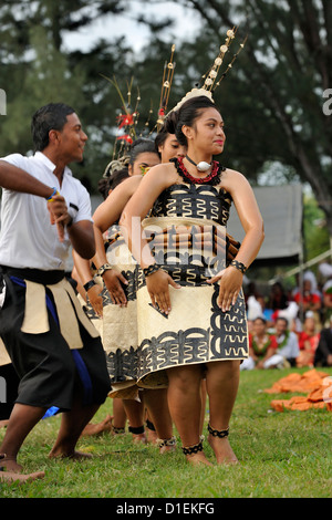 Darsteller für den Kronprinzen und seine Braut bei einer traditionellen kulturellen Zeremonie vor der königlichen Hochzeit in Tonga zu tanzen Stockfoto
