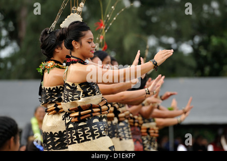 Darsteller für den Kronprinzen und seine Braut bei einer traditionellen kulturellen Zeremonie vor der königlichen Hochzeit in Tonga zu tanzen Stockfoto