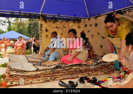 Der Kronprinz von Tonga und seine Braut bei einer traditionellen kulturellen Zeremonie werden zwei Tage vor der königlichen Hochzeit. Stockfoto