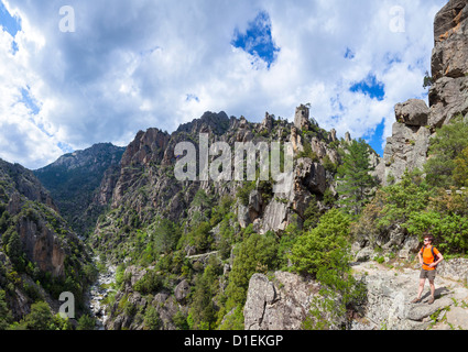 Frau Wandern durch Tavignano Tal, Haute-Corse, Korsika, Frankreich Stockfoto