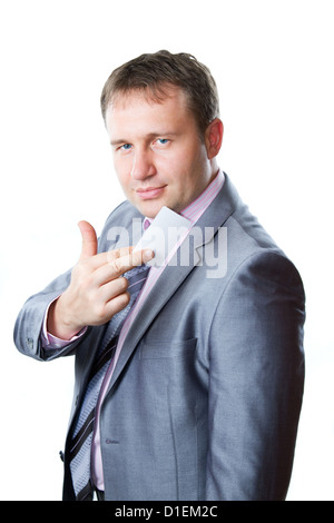 Nahaufnahme Portrait eines schönen jungen Geschäftsmannes in einem stylischen Anzug hält Leere Visitenkarte, Exemplar, isoliert auf weiss Stockfoto