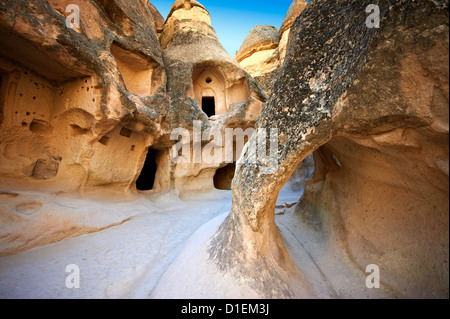 Frühe christliche Kirche in der Feenkamine in der Nähe von Zelve, Cappadocia Türkei. Felsformationen vulkanischen Büschel Stockfoto