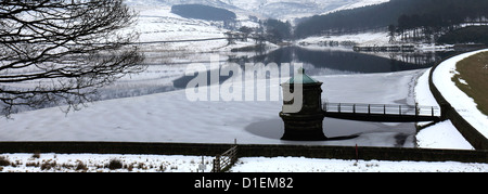 Winterschnee über Kinder Stausee in der Nähe des Dorfes Hayfield, High Peak, Peak District National Park, Derbyshire, England, UK Stockfoto