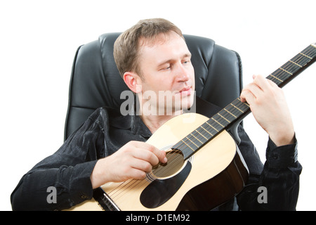 Musikinstrument. Gitarrist spielt akustische sechssaitige Gitarre isoliert auf weiss. Stockfoto