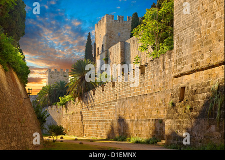 Befestigungen von der 14. Jahrhundert mittelalterliche Palast des Großmeisters der Kinights des Johanniterordens, Rhodos, Griechenland. Der UNESCO Stockfoto