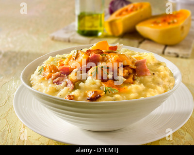 Braten-Butternut-Kürbis auf Safran-risotto Stockfoto