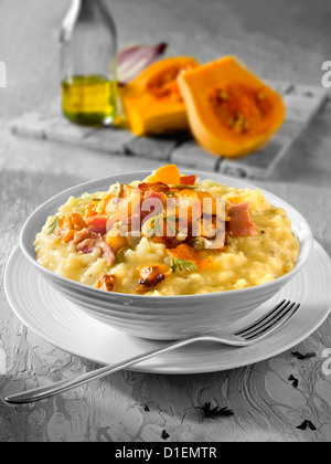 Braten-Butternut-Kürbis auf Safran-risotto Stockfoto