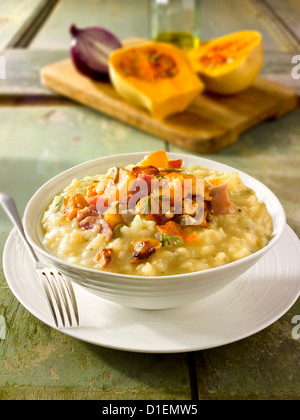 Braten-Butternut-Kürbis auf Safran-risotto Stockfoto