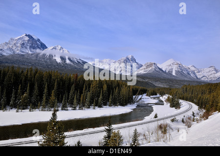 CP Rail Line und den Bow River bei Morant Kurve mit dem Bogen, Banff Nationalpark, Alberta, Kanada Stockfoto