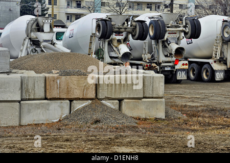 Zementlaster geparkt in kommerziellen viel, Vernon, Britisch-Kolumbien BC, Kanada Stockfoto