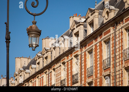 Lampe und Achitecture in Place des Vosges - dem ältesten öffentlichen Platz in Paris, Ile de France, Frankreich Stockfoto