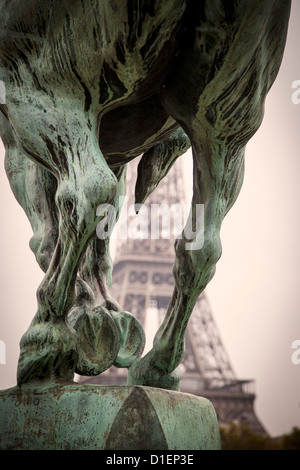 Eiffel-Turm über die Reiterstatue am Pont Bir Hakeim des niederländischen Bildhauers Wederlink, Paris Frankreich Stockfoto