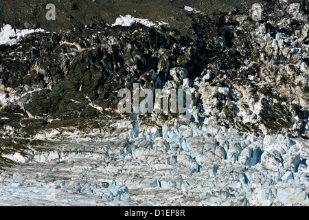 Seitliche Moräne und geschwungene Gletscherspalten auf dem Gletscher Stockfoto