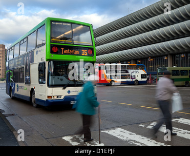 Zentrale Terminus Preston Busbahnhof, und geparkten Busse am Tithebarn St, Preston, Lancashire, UK, die für den Abriss vorgesehen hatte. Stockfoto