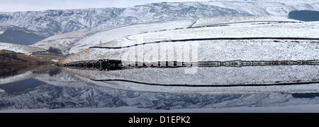 Winterschnee über Kinder Stausee in der Nähe des Dorfes Hayfield, High Peak, Peak District National Park, Derbyshire, England, UK Stockfoto