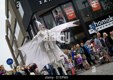 Geflügelte Dame, die Teil der Straßentheater Gruppe schließen-Act, Hoogeveen, Niederlande Stockfoto