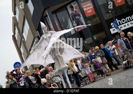 Geflügelte Dame, die Teil der Straßentheater Gruppe schließen-Act Hoogeveen Niederlande Stockfoto