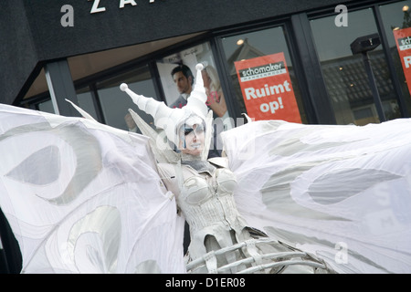 Geflügelte Dame, die Teil der Straßentheater Gruppe schließen-Act, Hoogeveen, Niederlande Stockfoto