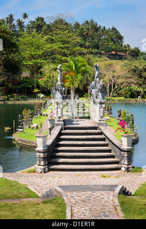 Dekoriert mit Drachen-Brücke im Wasser Königspalast und Pools in Tirthagangga, Insel Bali, Indonesien Stockfoto