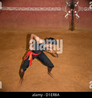 Quadratische Porträt des Kalaripayattu martial Künstler, die mit ihren Waffen in Kerala. Stockfoto