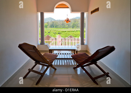 Horizontale Ansicht aus einem Hotelbalkon mit herrlichem Blick über den Periyar Nationalpark an einem sonnigen Tag. Stockfoto