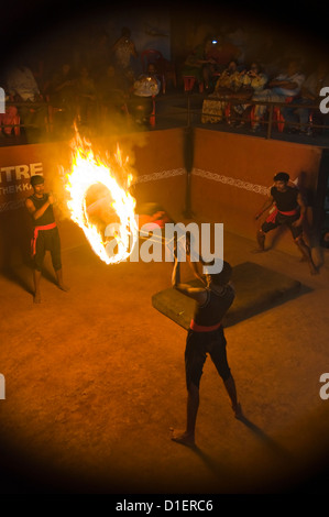 Vertikale Porträt des Kalaripayattu martial Künstler Akrobatik in Kerala. Stockfoto