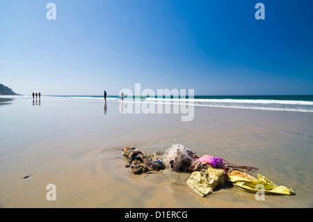 Horizontale Ansicht von nicht biologisch abbaubaren Müll angespült reinwaschen Strand von Varkala, Kerala. Stockfoto