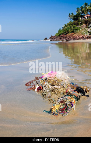 Vertikale Ansicht von nicht biologisch abbaubaren Müll angespült reinwaschen Strand von Varkala, Kerala. Stockfoto