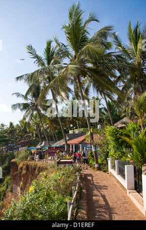 Vertikale Blick entlang der Klippe oberen Weg am Strand von Varkala, Kerala reinwaschen. Stockfoto
