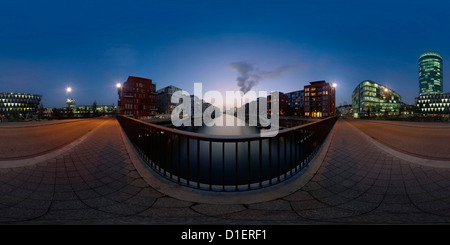 Westhafen zur blauen Stunde, Frankfurt Am Main, Deutschland Stockfoto