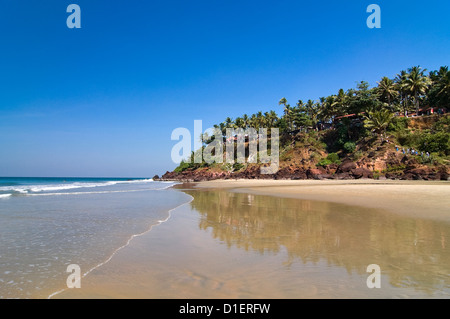 Horizontale Ansicht der einzigartigen Klippen am Strand von reinwaschen spiegelt sich in dem nassen Sand in Varkala, Kerala. Stockfoto