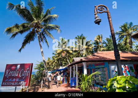 Horizontale Ansicht entlang der Klippe Top Gehweg am Strand von Varkala, Kerala. Stockfoto