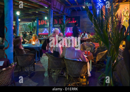 Horizontale Nightime Sicht auf Menschen amüsieren sich in einem Nachtclub und Bar in Varkala, Kerala. Stockfoto